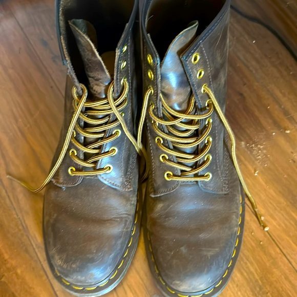 Brown Doc Martens size 12 gently warn still in excellent condition - Picture 1 of 2